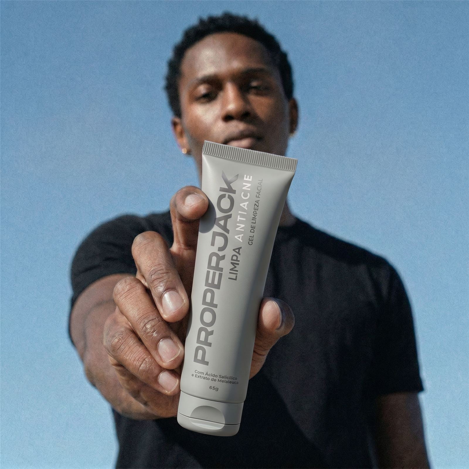 Homem apresentando o gel de limpeza antiacne Proper Jack